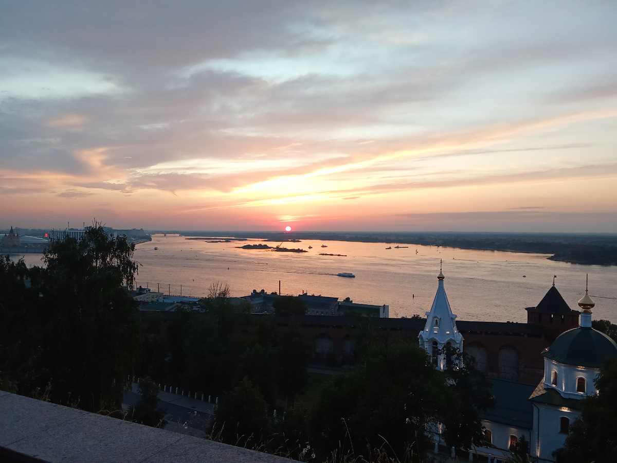 Закат нынче был по-особому красив.