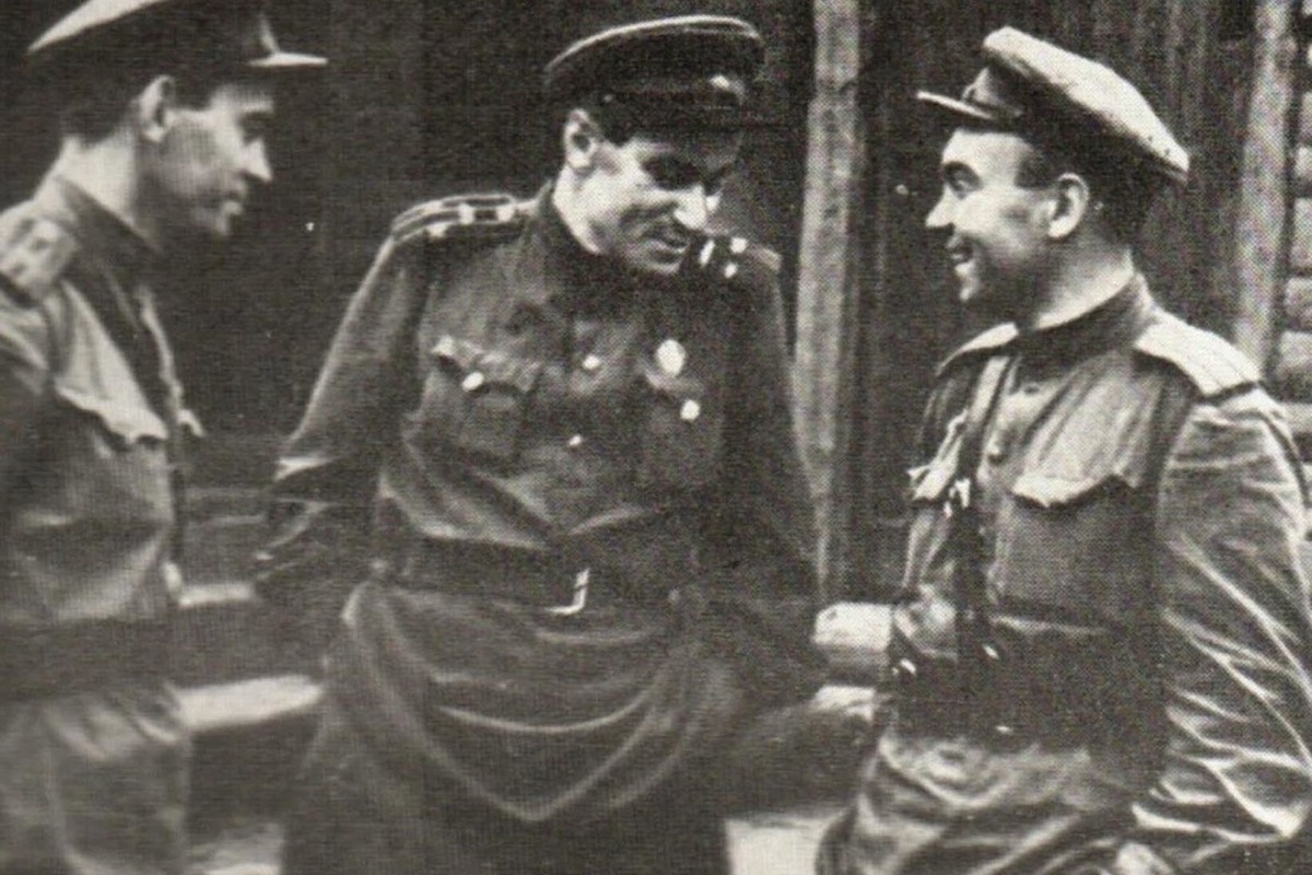 Валентин Петрович Катаев в годы Великой Отечественной войны (в центре)