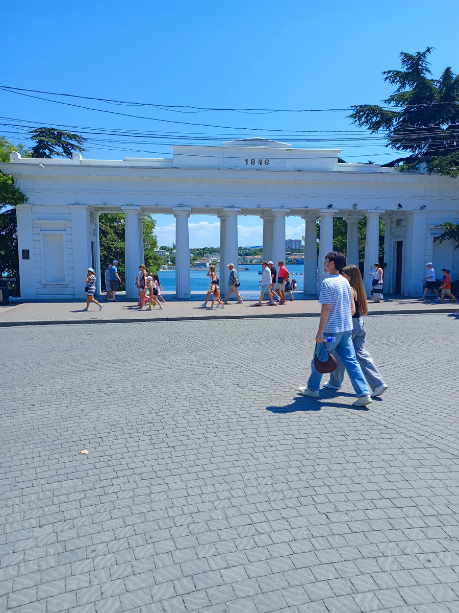 Фото не в тему, но про "реалии" жизни. Молодой человек несёт сумочку своей девушки. Обожаю такое! 😆 Кстати, это- Графская пристань у нас на пл. Нахимова