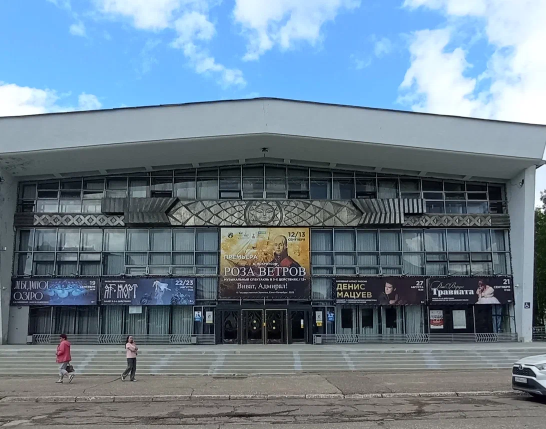 театральный сезон начнётся в августе...