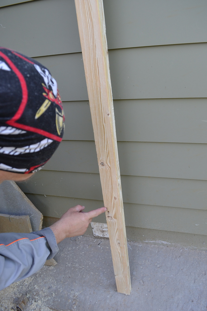 Муж делает в доске дырочки, как будто доску погрыз червячок