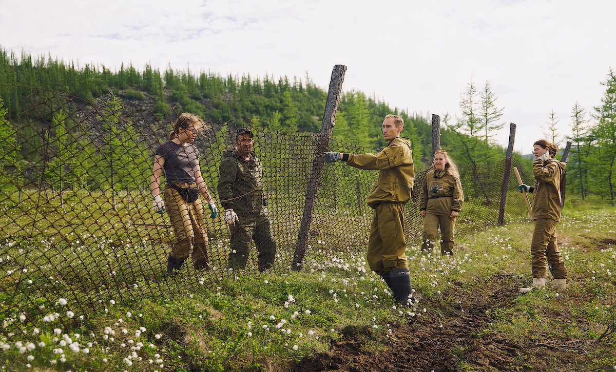 Волонтёры чинят ограждения вольеров для овцебыков в природном парке «Ингилор». Фото: Никита Мамаев