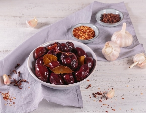 Гости будут в шоке: как замариновать сливы с чесноком — получится удивительная закуска к мясу