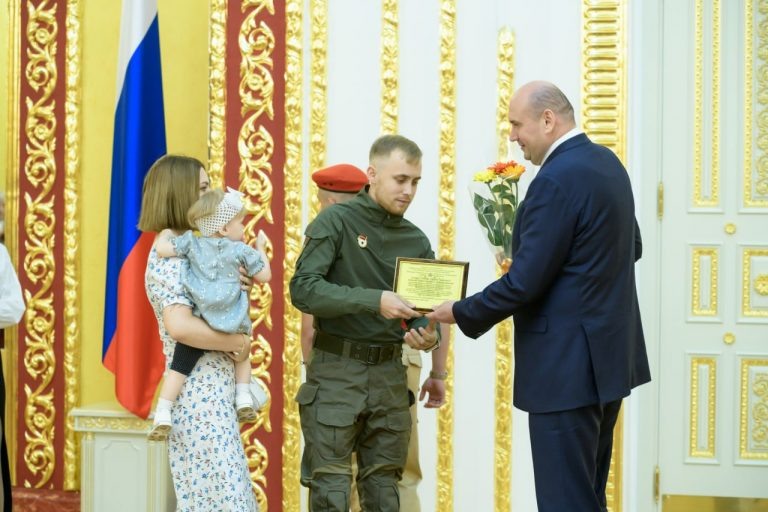    Евгений Солнцев вручил жилищные сертификаты молодым семьям Оренбуржья Марина Васильева