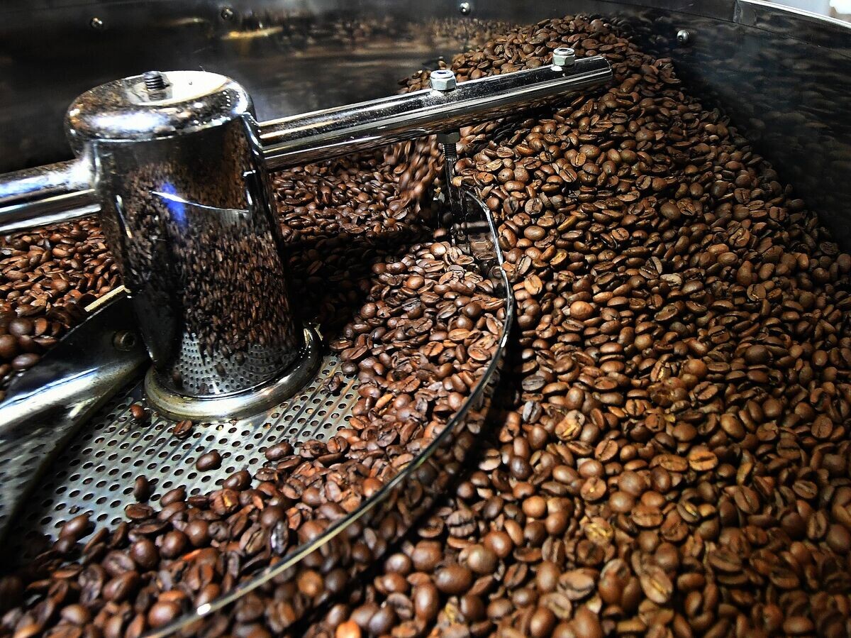    Процесс обжарки зерен кофе сорта арабика© РИА Новости / Илья Наймушин