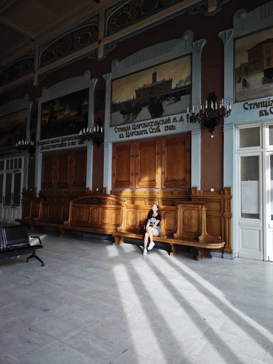 В зале ожидания.