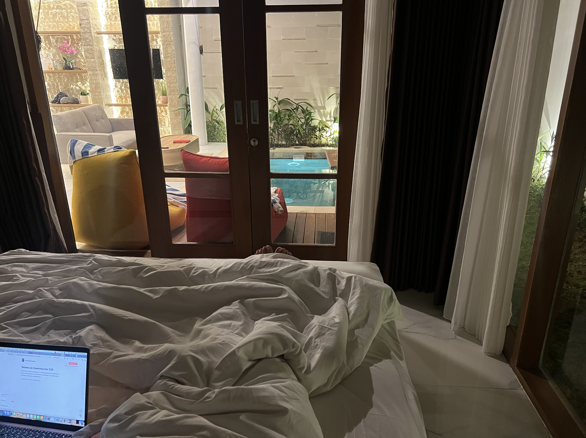 Это вот с таким видом я лежу пишу данную статью, как у меня в строительстве не получается что-то. Похоже ли это на зону комфорта? 