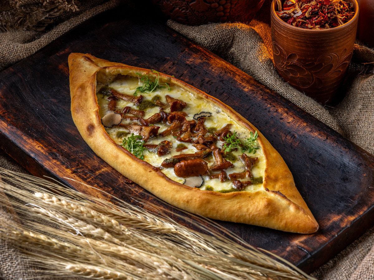 Пиде с лисичками и трюфельным соусом, «Хмели&Сунели»