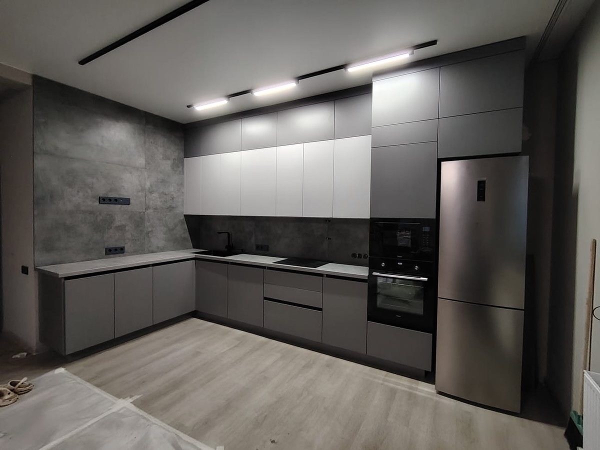 ❌ Чего он точно не хотел:
	•	Ручек — они цепляются за одежду.
	•	Глянца — в нём отражаются окна и пыль.
	•	Открытых полок — «будет визуальный шум».
⠀