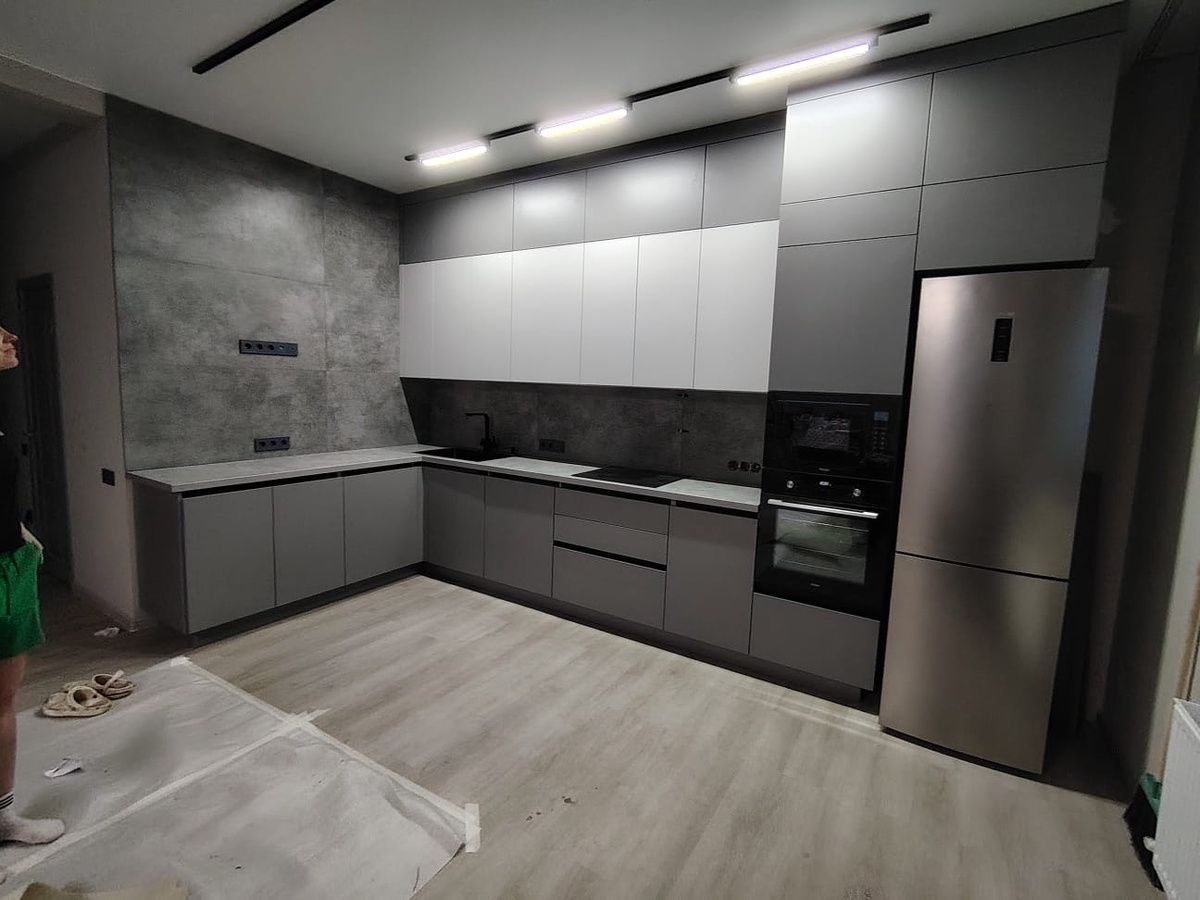 «Сделайте мне кухню, которая не будет раздражать. Просто чтобы я на неё смотрел — и спокойно становилось».
⠀
Звучит просто. Но на деле — это целая философия.