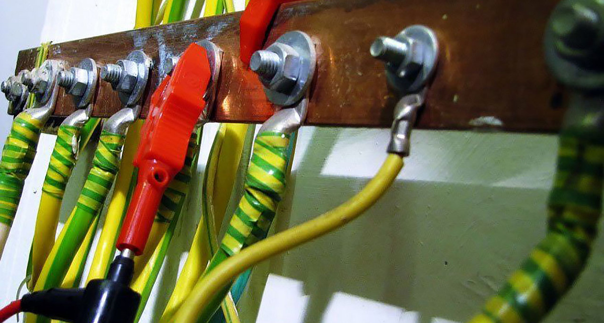 Подключение прибора к шине при измерении параметров заземляющего устройства. Источник изображения https://kaliningrad.ik-gefest.ru