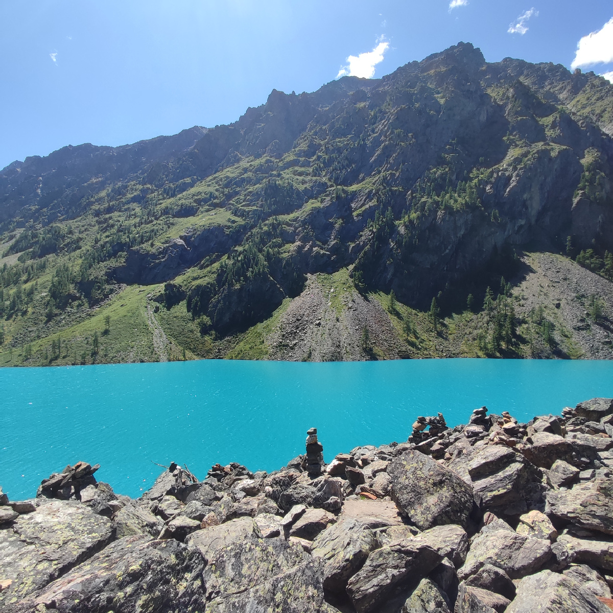 Нижнее Шавлинское озеро. Алтай. Фото из личного архива автора.