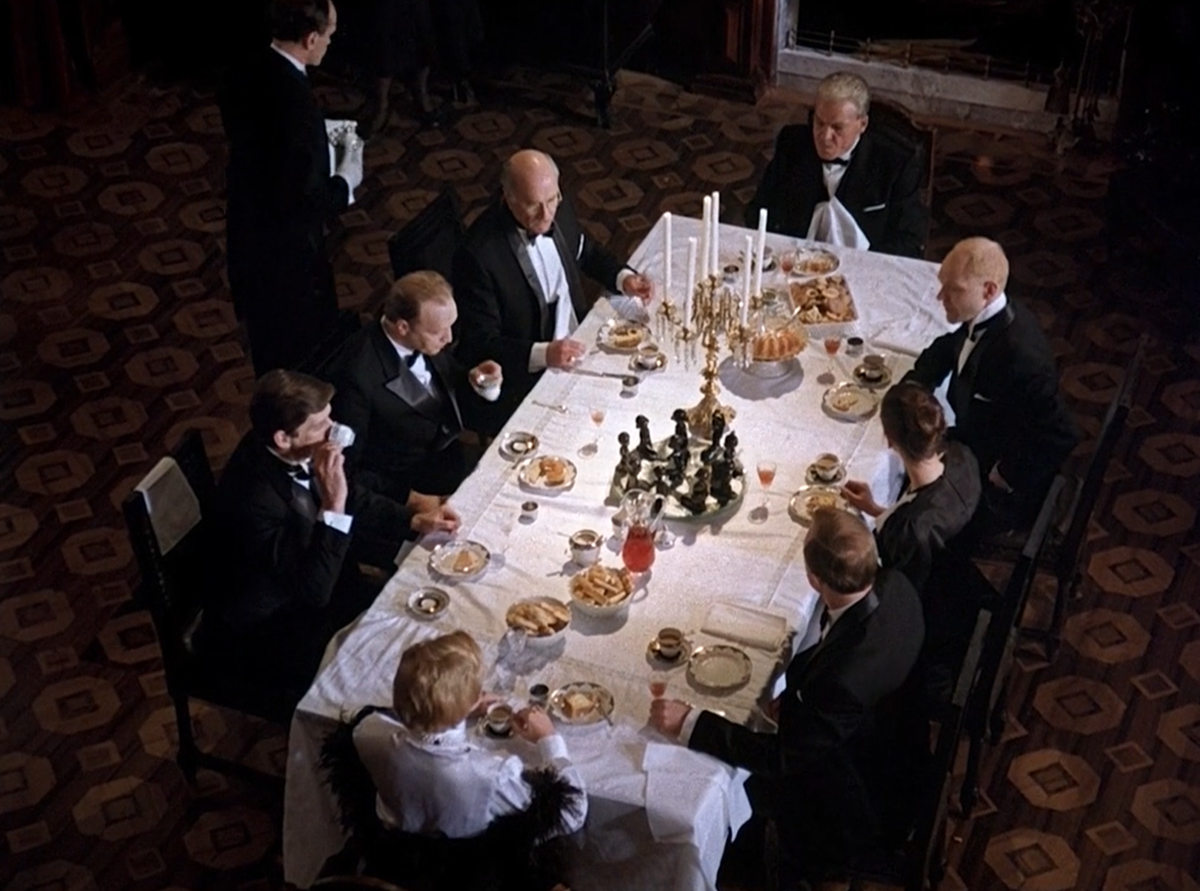 Почти все персонажи, кроме миссис Роджерс, собраны в этом кадре