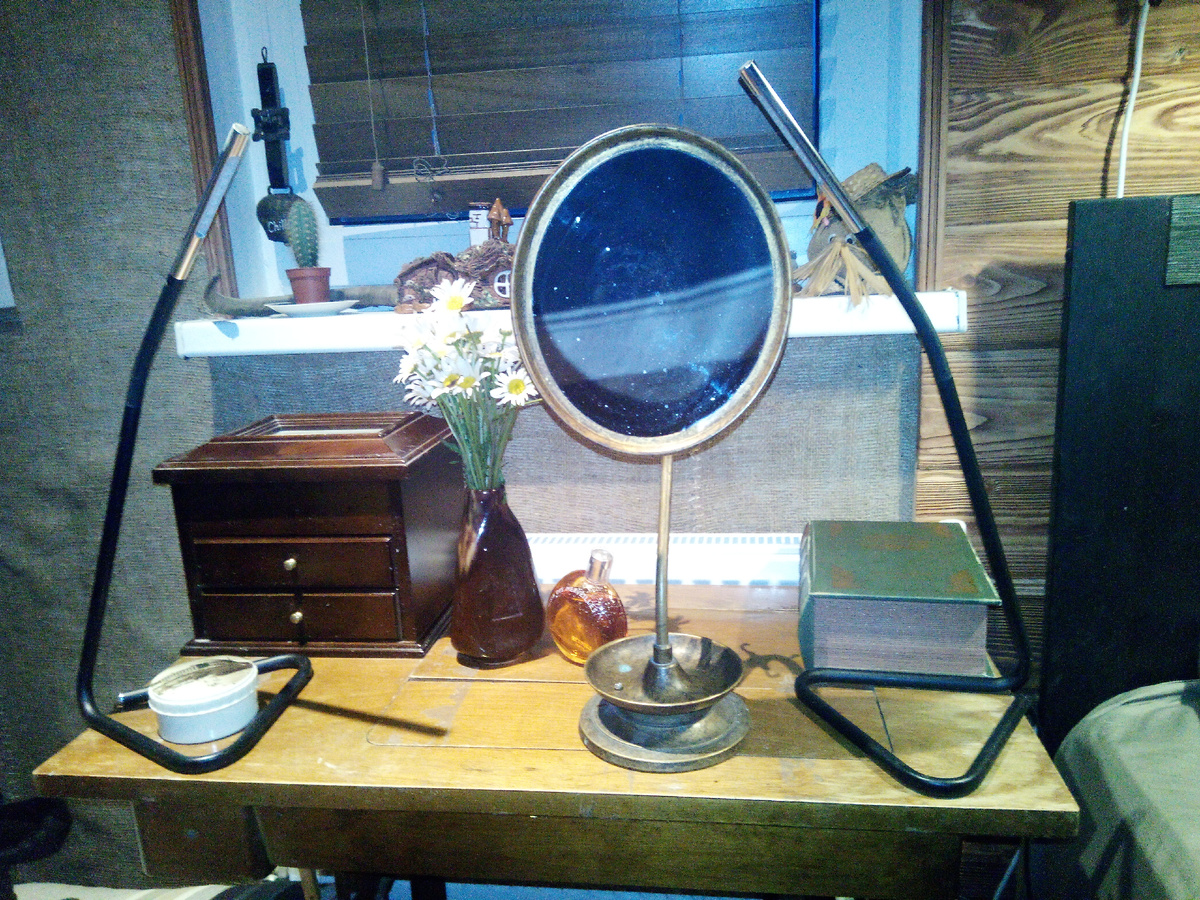 Зеркало неизвестного происхождения, деревянный сундучок для бижутерии и шкатулка в виде книге. Настольная лампа Harte, дизайнер Carl Öjerstam вблизи