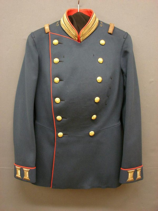 Предположительно астраханский мундир Императора Николая II - последнего Августейшего Шефа 12-го гренадерского Астраханского Императора Александра III полка (1700 - 1918) с 25 июня 1900 года по 4 марта 1917 года. Мундир полковника 12-го гренадерского Астраханского Императора Александра III полка. Источник: Государственный исторический музей. "Мундир офицерский 12-го гренадерского Астраханского полка. 1910-е гг.". Материал, техника: Сукно, золотные пряденые нити, Латунь, х/б ткань, ткачество, шитьё "по карте". Инвентарный номер
Т-209. Номер ГИМ. ГИМ 68257/24485. Номер ГК. 28885570. Отдел/коллекция. Ткани и костюм/Военная и гражданская форменная одежда. Выставки. Романовы. Тула. 02.09.2021-28.02.2022. Николай II. Семья и престол. Москва. 09.11.2018-15.04.2019. Ссылка: https://catalog.shm.ru/entity/OBJECT/5504856?index=2&paginator=entity-set&entityType=OBJECT&entityId=6036748&attribute=like_predm Из комментариев в ВК сообщества: "Представленный, на заглавной фотографии поста мундир, без сомнения принадлежал старшему офицеру, но почему он стал мундиром Астраханского Гренадерского полка? В таком виде это мундир образца 1907-го года, офицера любого 4-го пока в пехотной дивизии, а наличие пуговиц с Государственным гербом (двуглавый орел увенчанный коронами), исключает его принадлежность к Гренадерским полкам..... На сайте ГИМа, в "карточке" о принадлежности мундира к гардеробу Николая II-го , так же, ни чего не сказано". Ссылка: https://vk.com/id50989451?w=wall-227720088_691_r696 И ещё: Если внимательно посмотреть на фотографии и портреты с изображением Государя, можно увидеть одну деталь - а именно, его медальная колодка , на мундире смещена влево (для удобства ношения ленты ордена Святого Андрея Первозванного), на мундире из ГИМа, петли расположены по середине... И последнее, на фотографии (по ссылке) с празднования юбилея Фаногорийцев., на мундире Императора, присутствует деталь которая отсутствует на мундире Астраханского полка (из ГИМа) - прямоугольный клапан ...".