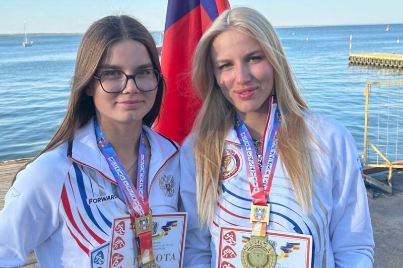    Александра (слева) и Ангелина Ломакины