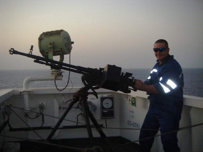 Любой крутой парень при столкновении с пиратами