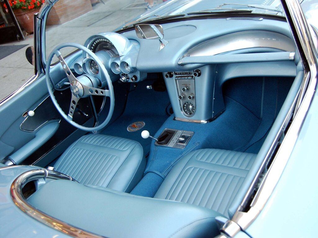 Несмотря на то, что интерьер выглядит стильно, некоторые вещи, как то - отсутствие печки в базовой комплектации, кажутся странным. 