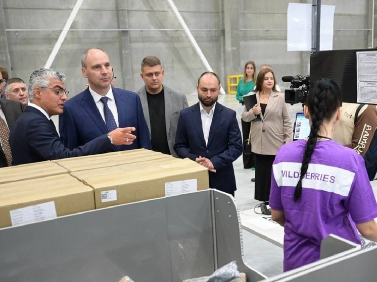     Старт работе центра дали врио губернатора Свердловской области Денис Паслер и главный исполнительный директор Wildberries & Russ Роберт Мирзоян / фото: Департамент информационной политики Свердловской области