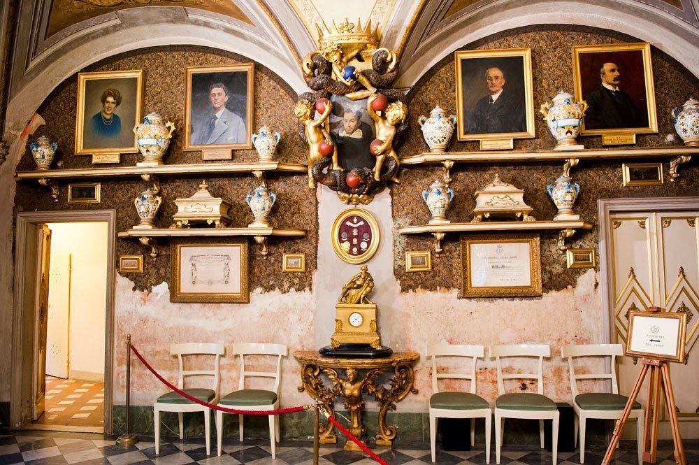 Ровно посередине фото можно усмотреть портрет Анджиоло Марцисси (в гербовой раме)