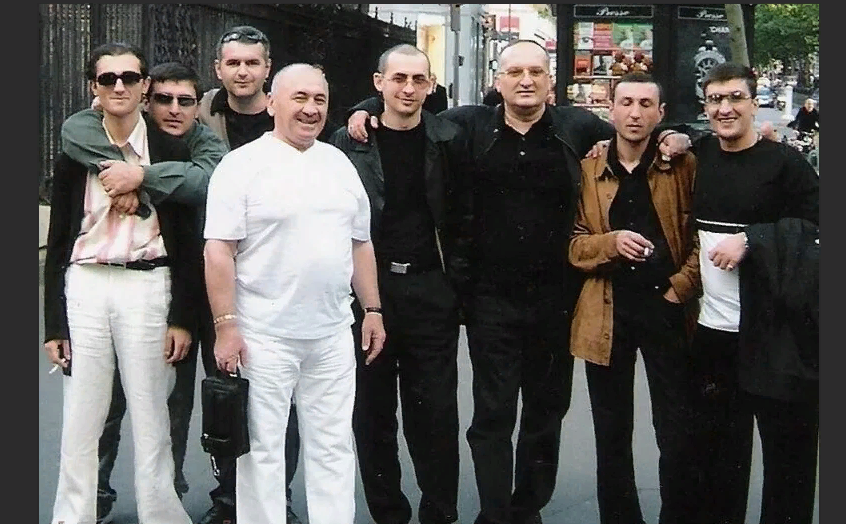 Фотография взята из источника: https://politika-v-rashke.ru/stala-universitetom-dlya-vorov-v-zakone-chto-takoe-tbilisskaya-birzha/