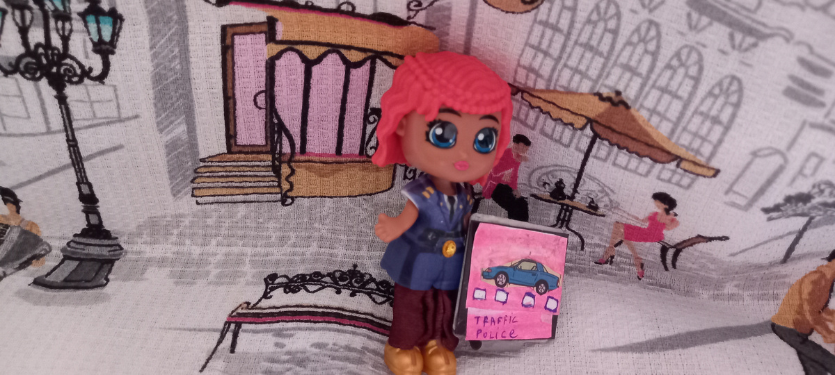 Планшет на фото номер два сделан из старого крючка.