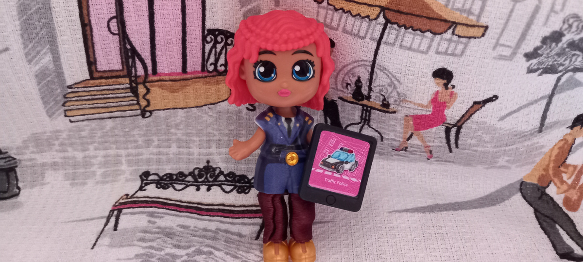 Фото номер один. Планшет, который прилагался к куколке.