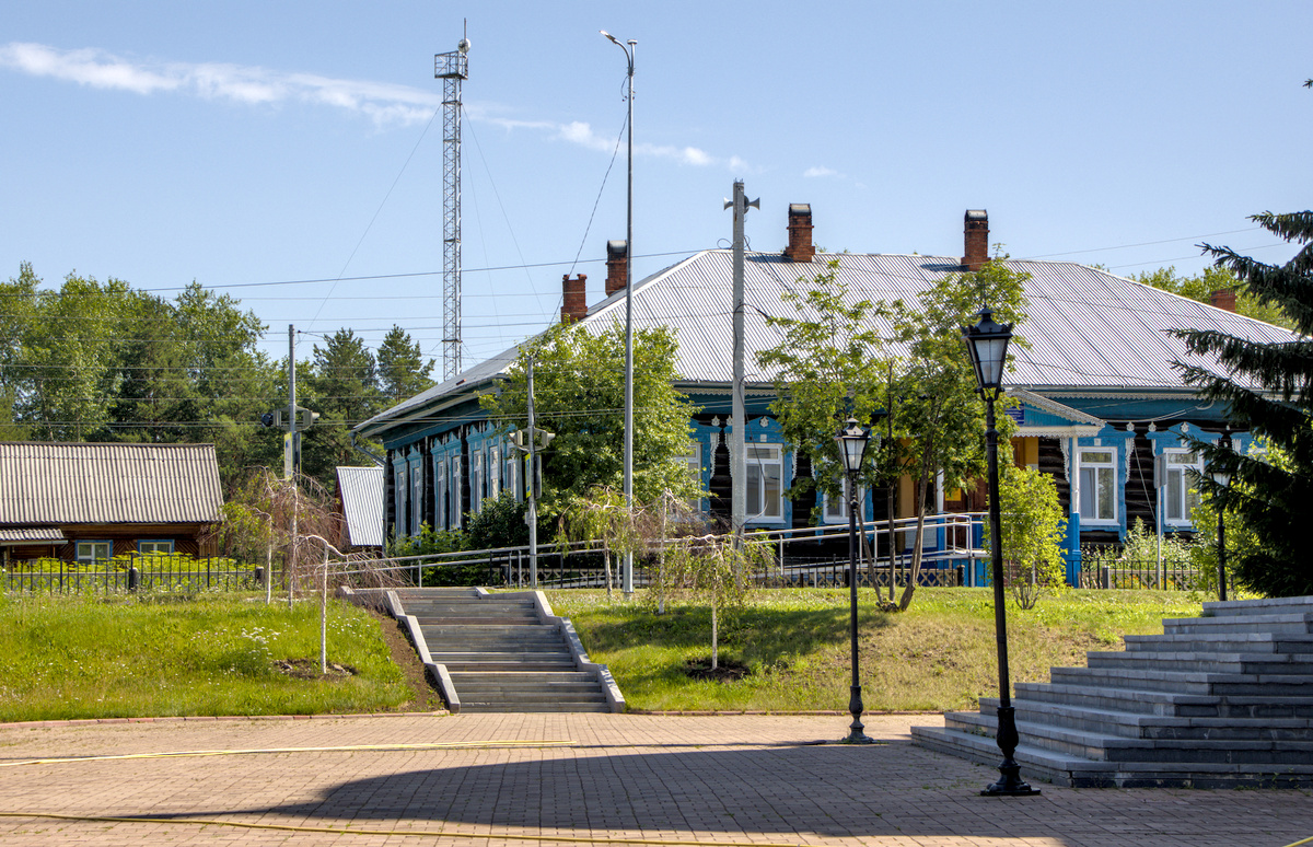 Справа - лестница к входу в церковь Архангела Михаила