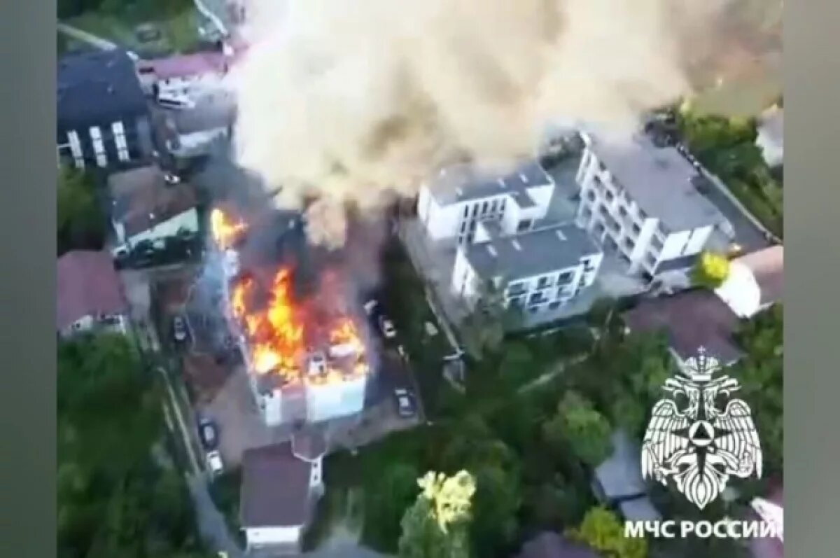    В Сочи из горящего дома эвакуировали 54 взрослых и 7 детей