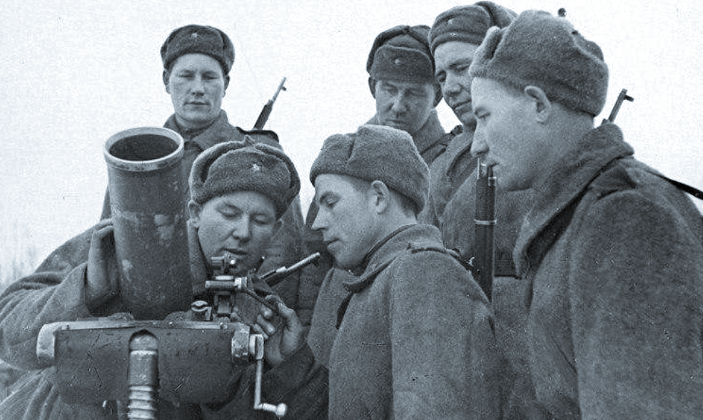 Наши миномётчики на Ленинградском фронте.