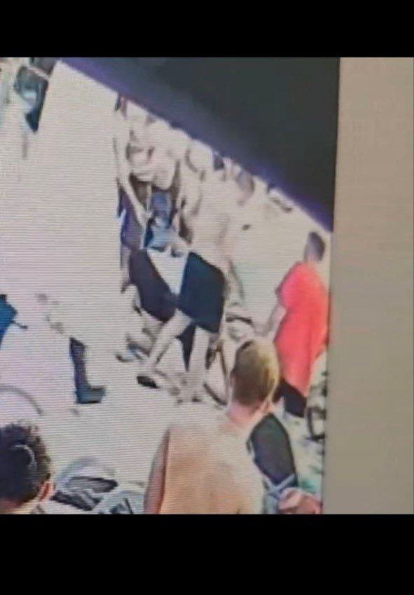    Момент драки. Скриншот: телеграм-канал "Макс Дивнич"