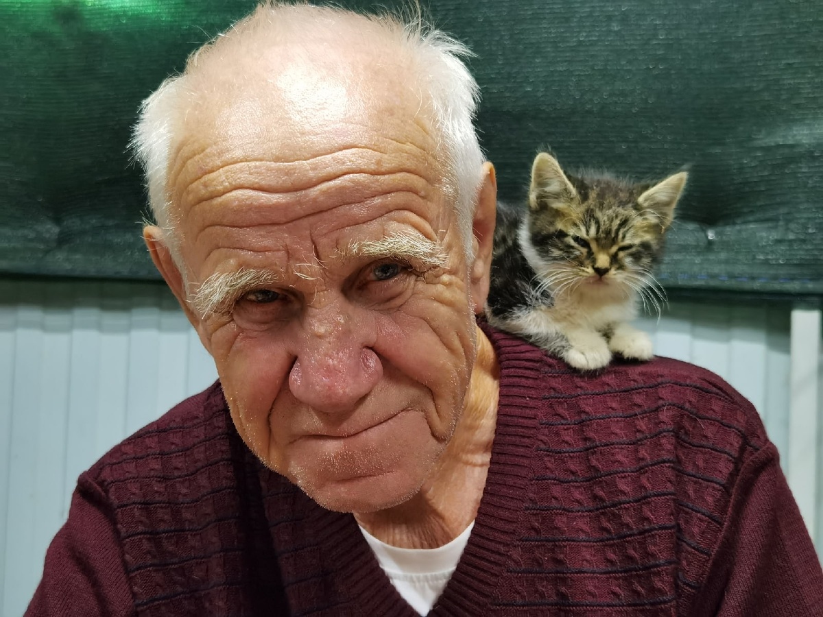 Дед Аркадий и маленькая Муська