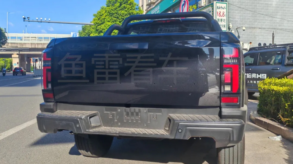 В задней части Soueast разместили вертикальные фонари.