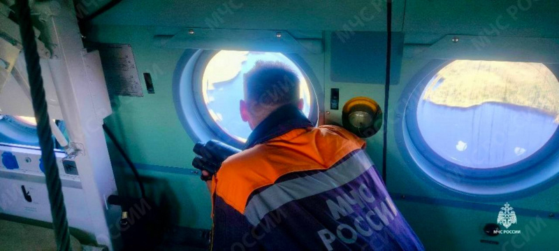    Спасатели в Карелии на вертолете ищут пропавших в Белом море туристовМЧС Карелии