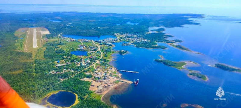    Спасатели в Карелии на вертолете ищут пропавших в Белом море туристовМЧС Карелии