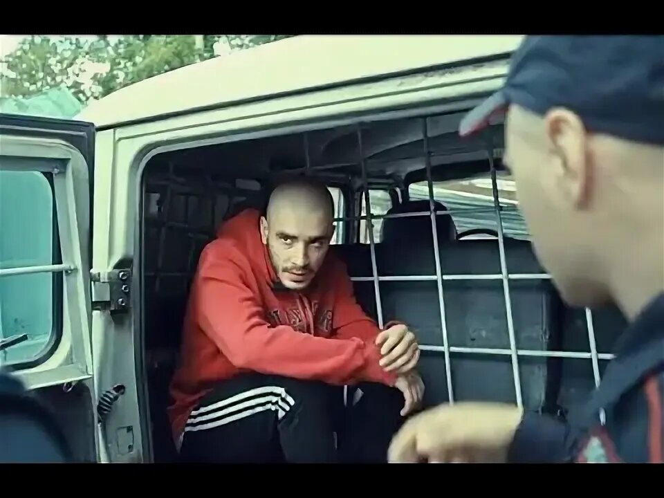 "Наши люди на войне, и наши люди на тюрьме.
Я помню поминутно понедельник в октябре:
Как я собирал на взятку розовому м*нту
Боясь, что впарит десятку, как кенту."(с) Фото: YouTube