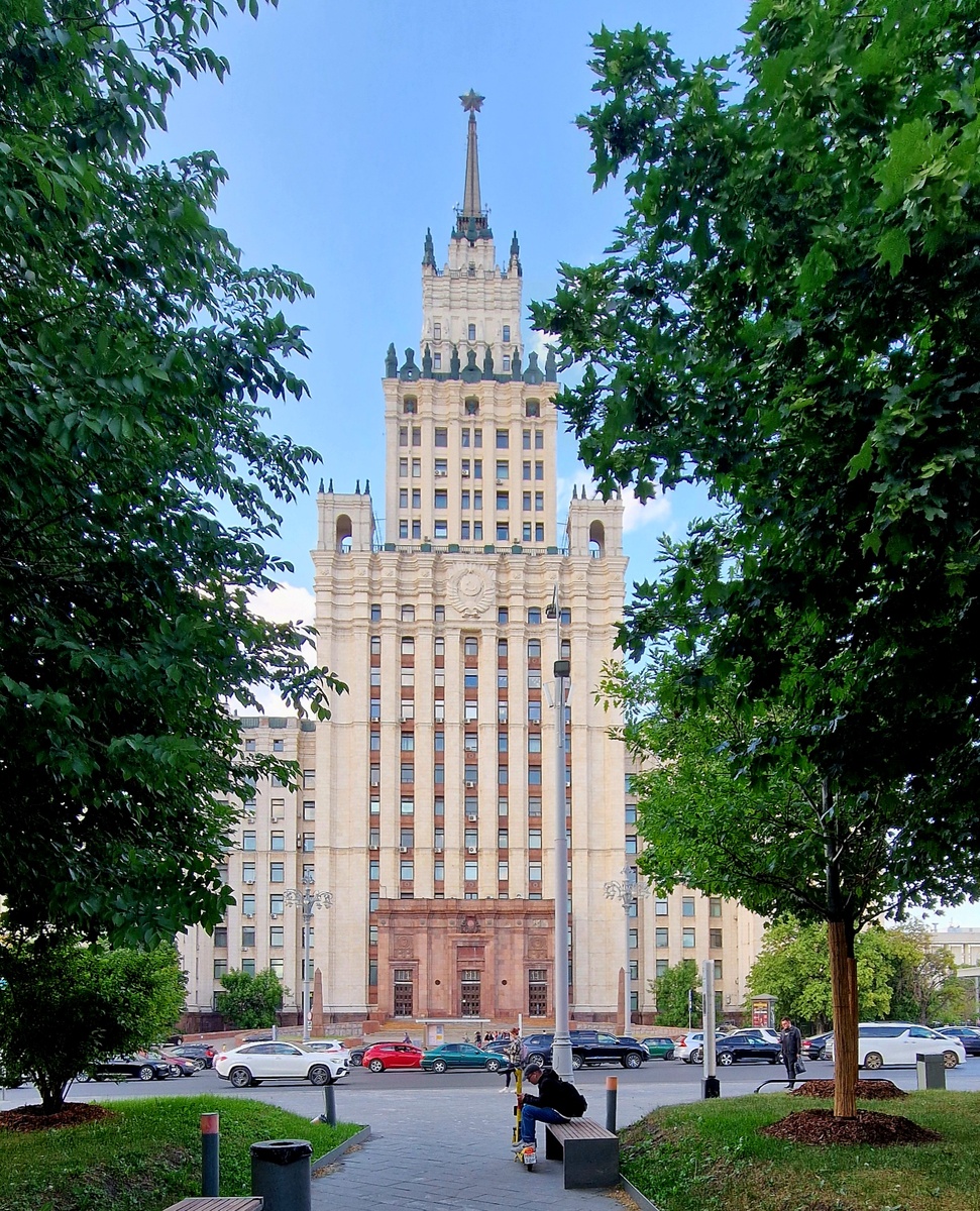 Садово-Спасская, 21 - Высотное здание на Красных воротах 1952 года - архитектор Алексей Душкин