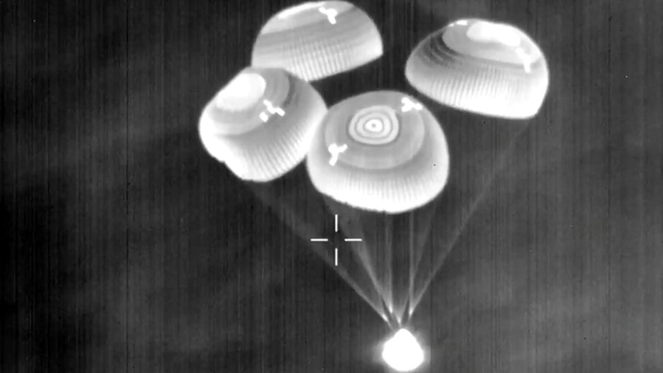 Спуск ПКК Dragon на парашютах. Фото: SpaceX