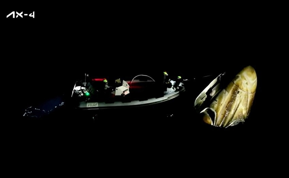 ПКК Dragon Ax-4 на месте приводнения. Фото: Axiom Space