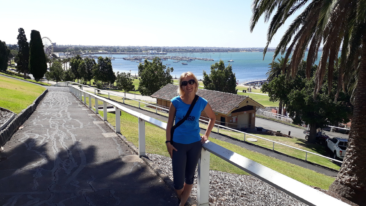 За спиной - живописная марина