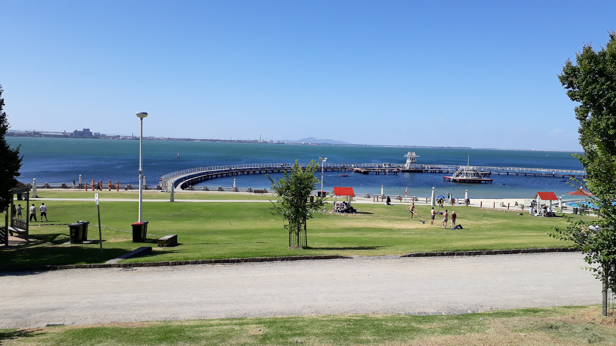 Вот такой огороженный кусочек без волн.