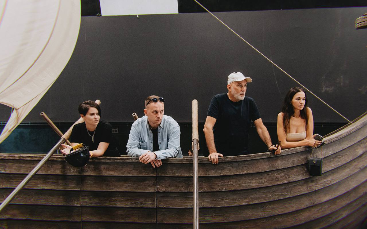 Почти настоящий драккар - древняя лодка в Матвиенко и его командой на борту