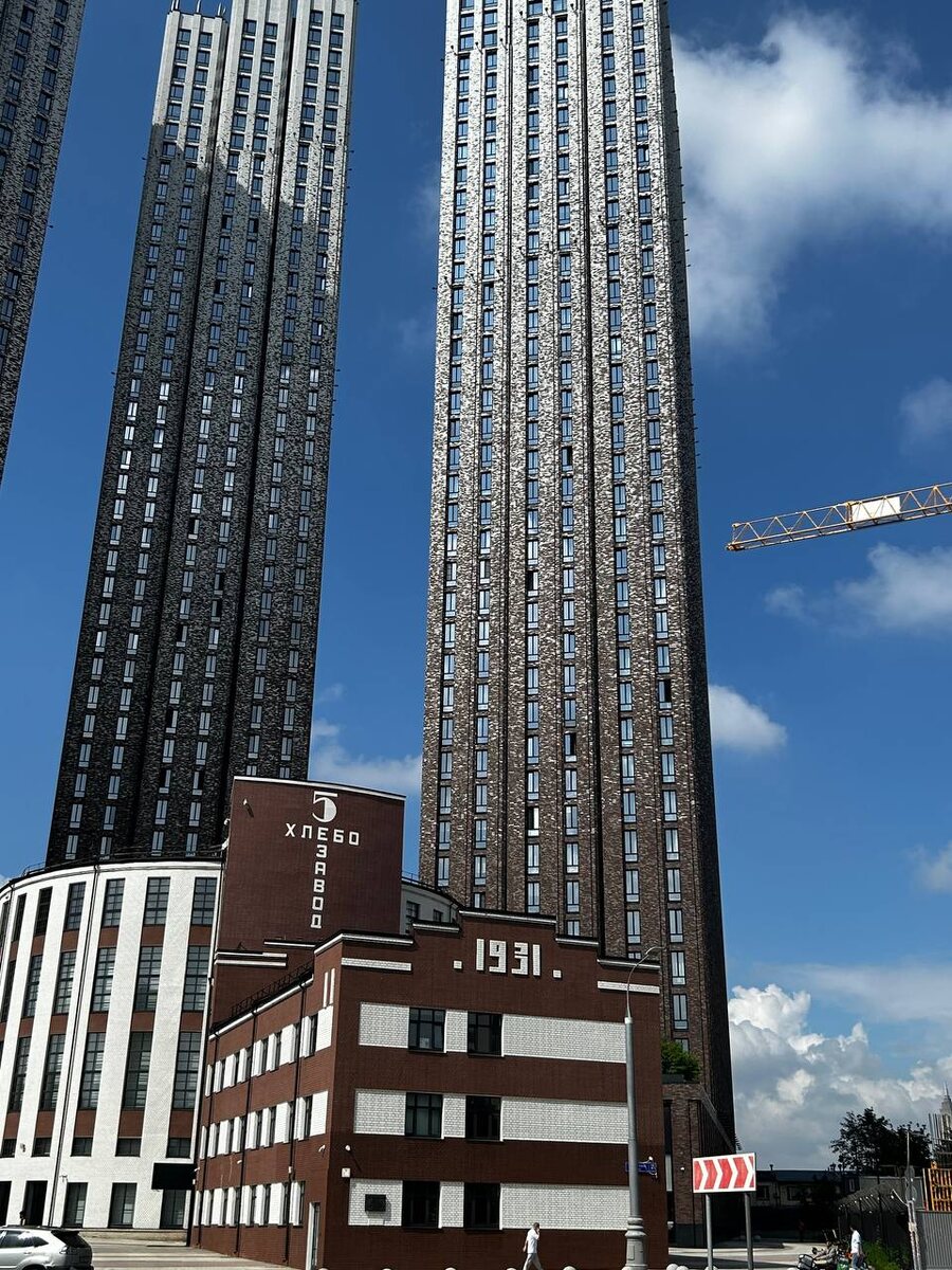 Центр Зотов на фоне ЖК Пресня Сити