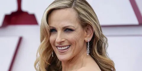 Марли Мэтлин (родилась 24 августа 1965 года) — американская актриса, активистка и писательница. В 18 месяцев она оглохла на правое ухо и потеряла 80% слуха левого после осложнения кори. 