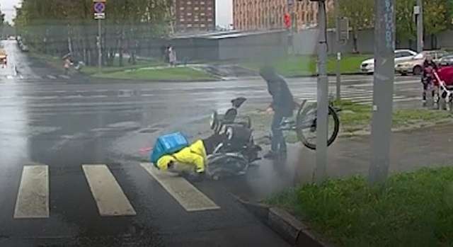 Курьер снёс  коляску с ребенком. 