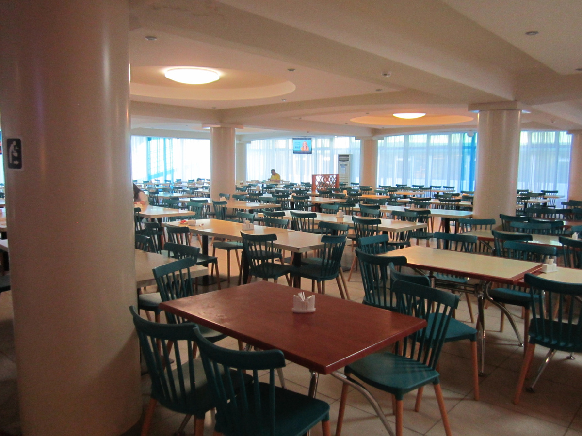 зал в одном стиле,и это хорошо