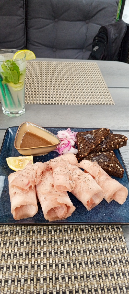 Строганина из пеламиды в "Монте-Кристо" с бомбическим соусом и бородинским- вкусно, необычно, главное, не тянуть и есть побыстрее, чтобы рыбка не оттаяла)