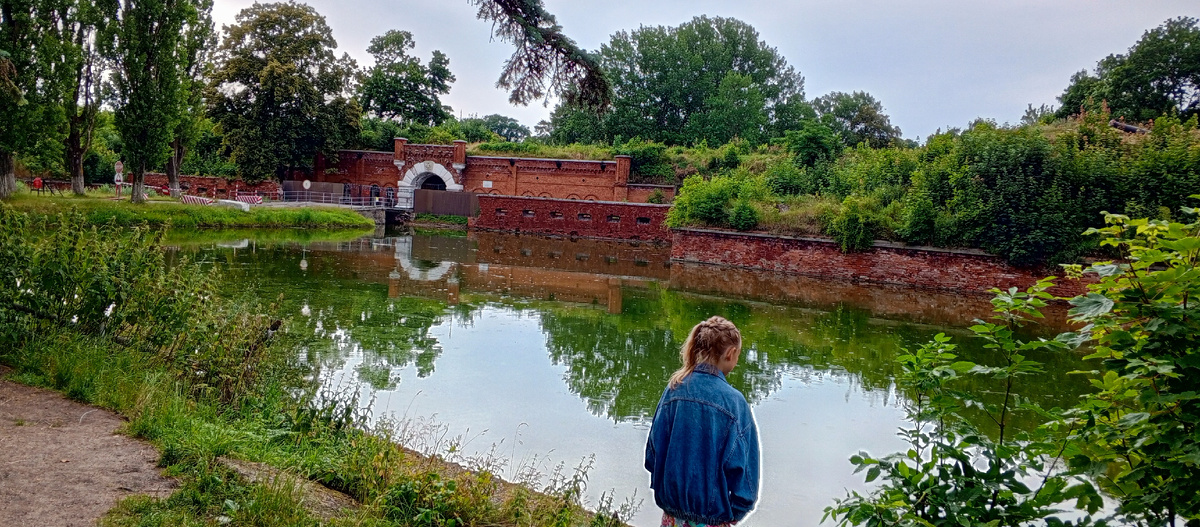 Рядом шлагбаум и часовые, (это действующий форпост) смотрели так строго, что их фото решила не выкладывать на всякий случай