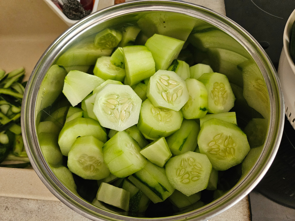 Переросшие огурцы подготовила