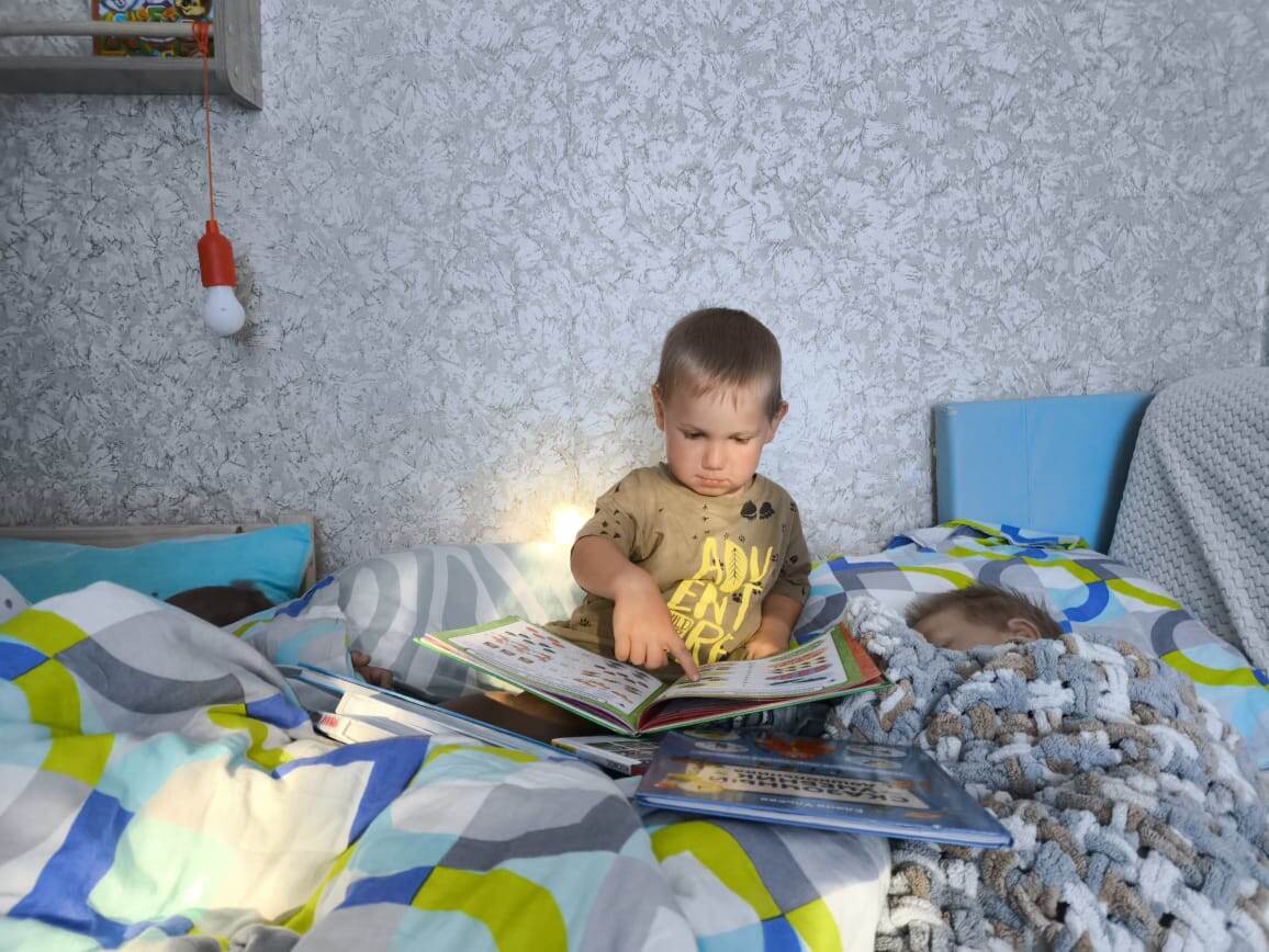 Так начинается наше утро. Двое спят, двое читают, играют